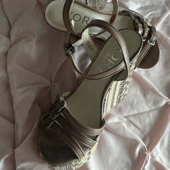 Michael Kors platform sandal (7) - Picture 8 of 11